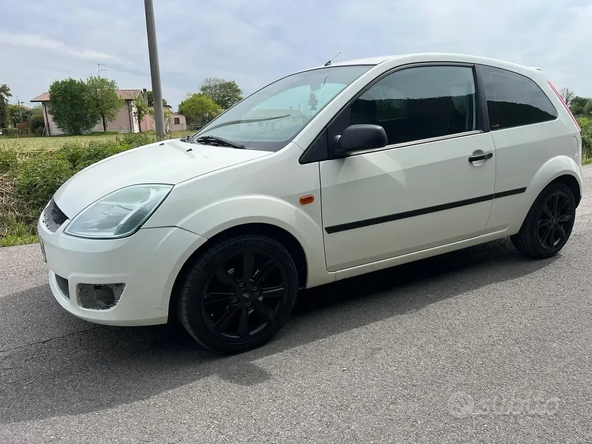 Usata Ford Fiesta Sport 80 CV (58 kW) 2005 Bianco Utilitaria