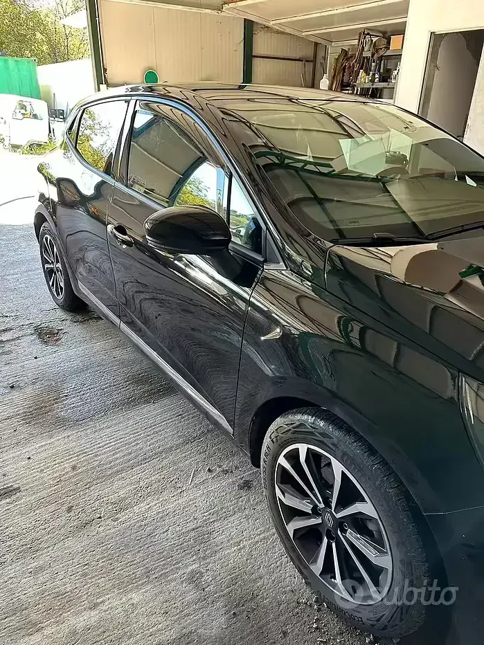 Usado Renault Clio V 101 HP (74 kW) 2023 Preto Sedan