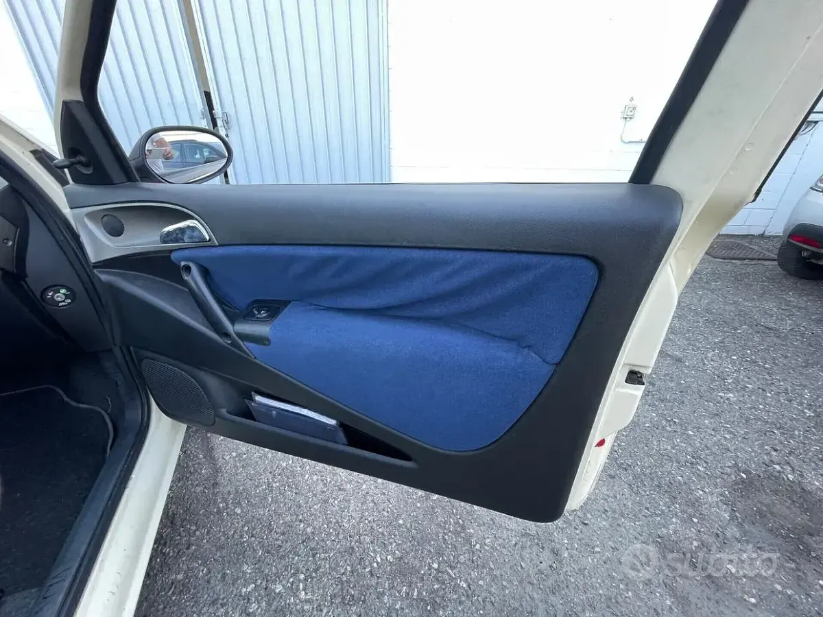 Usata Lancia Ypsilon 80 CV (58 kW) 2004 Beige Utilitaria