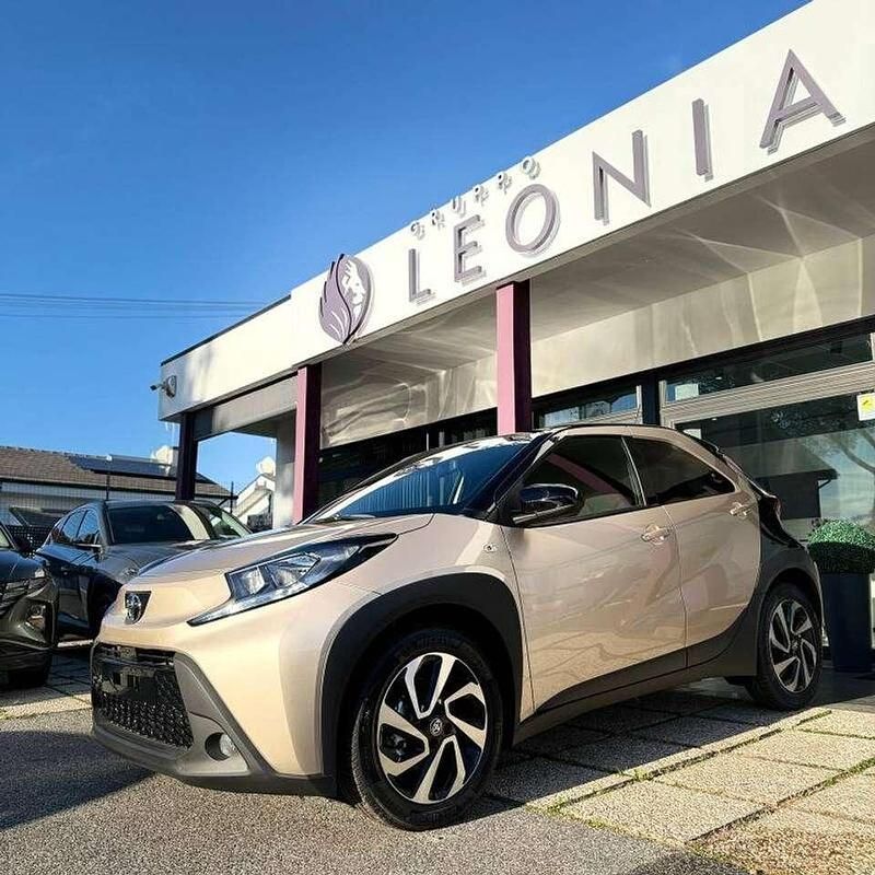 Nuova Toyota Aygo X Team 72 CV (52 kW) 2025 Ginger beige/night sky black SUV