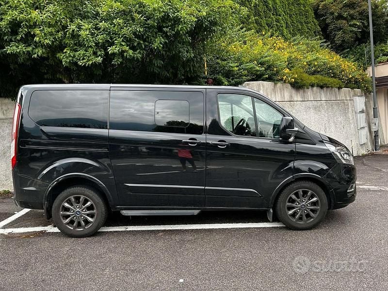 Usata Ford Tourneo Custom Titanium 185 CV (136 kW) 2022 Nero Furgone