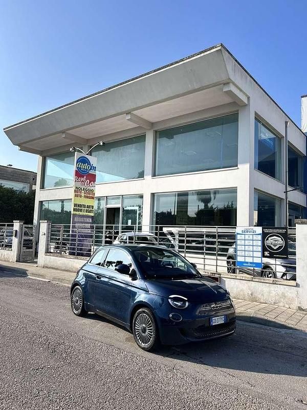 Blu/azzurro Usata 2021 Fiat 500e Passion Due volumi | 12.200 € (Super prezzo) - Immagine 1/4