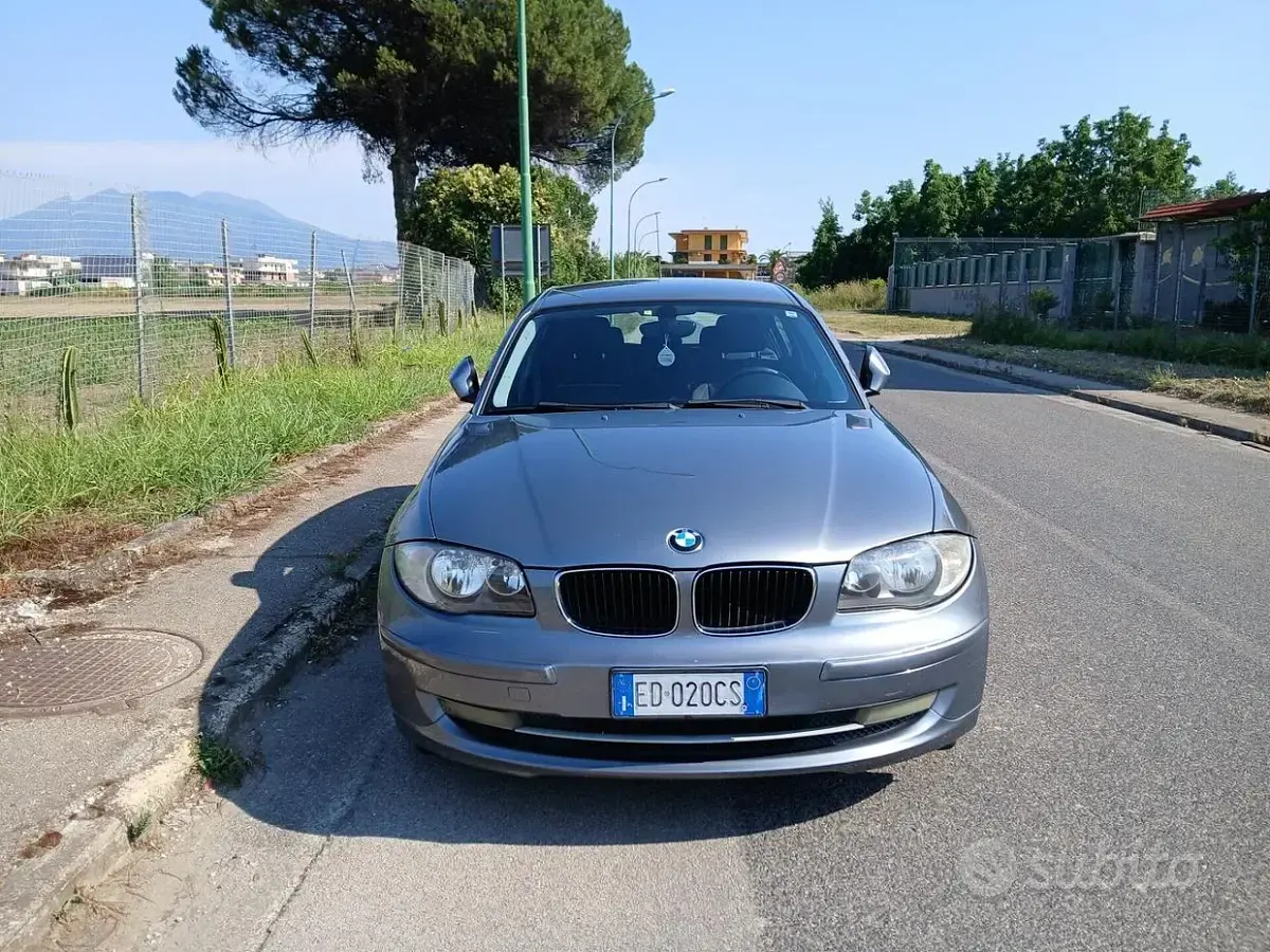 Usata BMW 118 143 CV (105 kW) 2010 Grigio Utilitaria