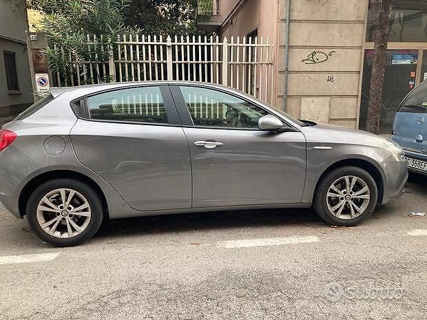 Grigio Usata 2015 Alfa Romeo Giulietta Due volumi | 9500 € (Ottimo prezzo) - Immagine 1/4