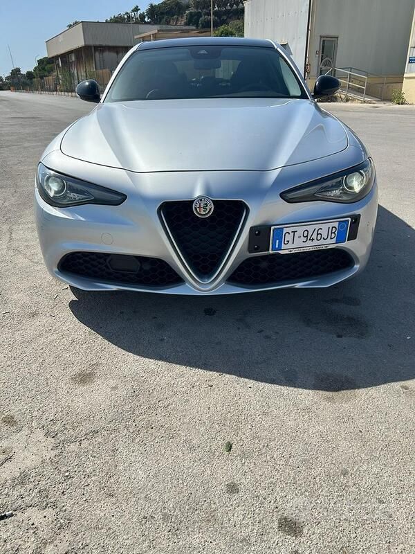 Usata Alfa Romeo Giulia 180 CV (132 kW) 2018 Grigio Berlina