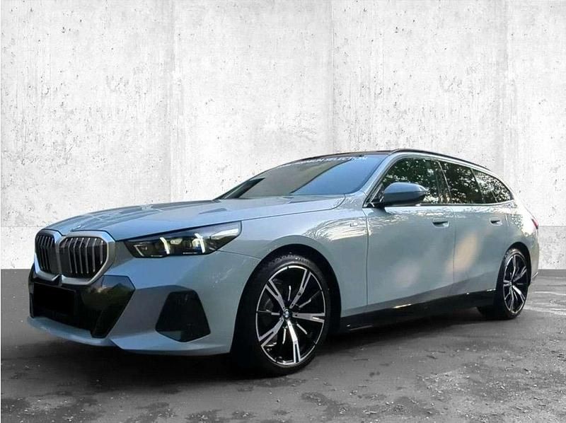 M brooklyn grigio Usata 2024 BMW 520 M Sport Station wagon | 53.000 € (Molto cara) - Immagine 1/4