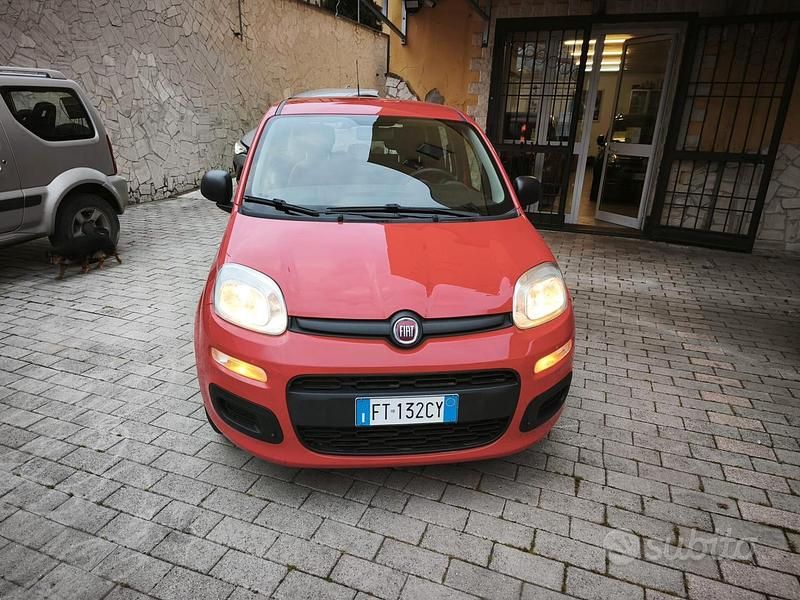 Usata Fiat Panda Lounge 69 CV (50 kW) 2018 Rosso Utilitaria