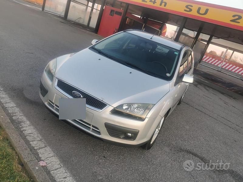 Begagnad Ford Focus 90 HK (66 kW) 2006 Grå Kombi