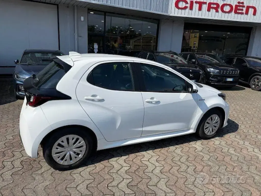 Gebraucht Toyota Yaris Hybrid Business Edition 92 PS (67 kW) 2022 Weiß Limousine