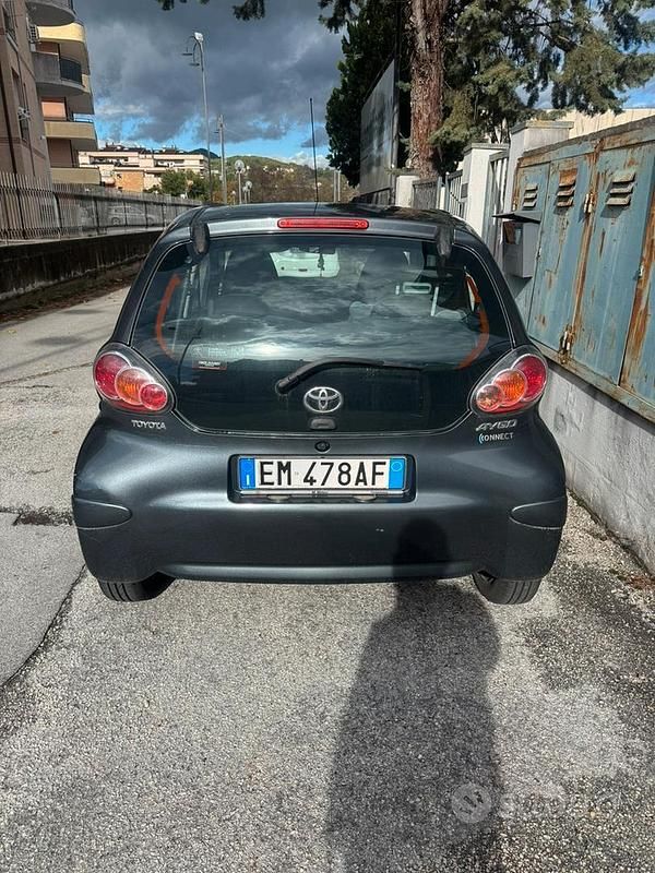 Usata Toyota Aygo 68 CV (50 kW) 2012 Grigio Utilitaria