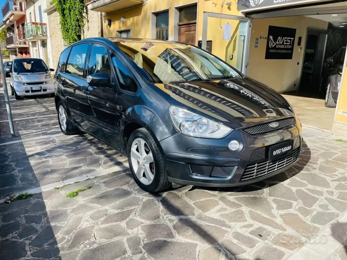 Usata Ford S-MAX Titanium 140 CV (102 kW) 2010 Grigio Monovolume