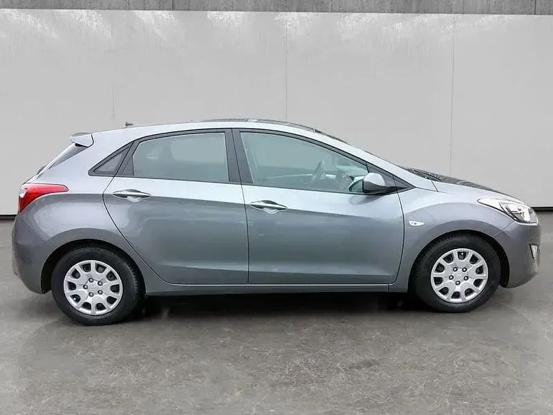 Begagnad Hyundai i30 Comfort 110 HK (80 kW) 2015 Grå Sedan