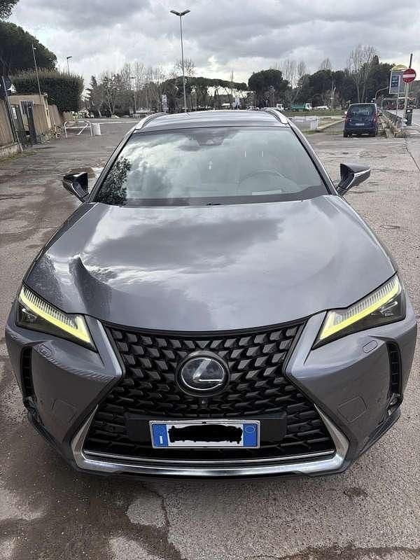 Usata Lexus UX 250h Luxury Line 184 CV (135 kW) 2019 Grigio SUV