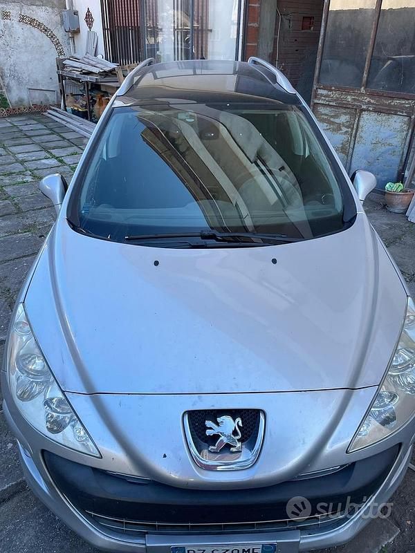 Grigio Usata 2009 Peugeot 308 Tre volumi | 3500 € (Buon prezzo) - Immagine 1/4