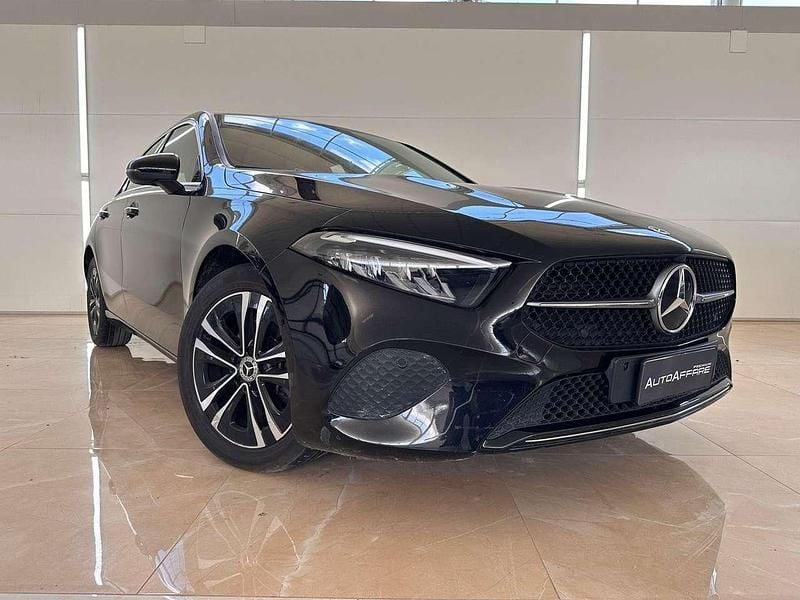 Nero Usata 2023 Mercedes A200 Tre volumi | 27.800 € (Buon prezzo) - Immagine 1/4