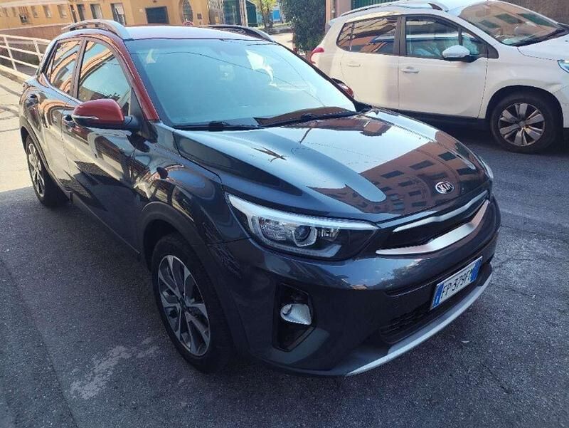 Usado Kia Stonic 120 CV (88 kW) 2018 Gris SUV