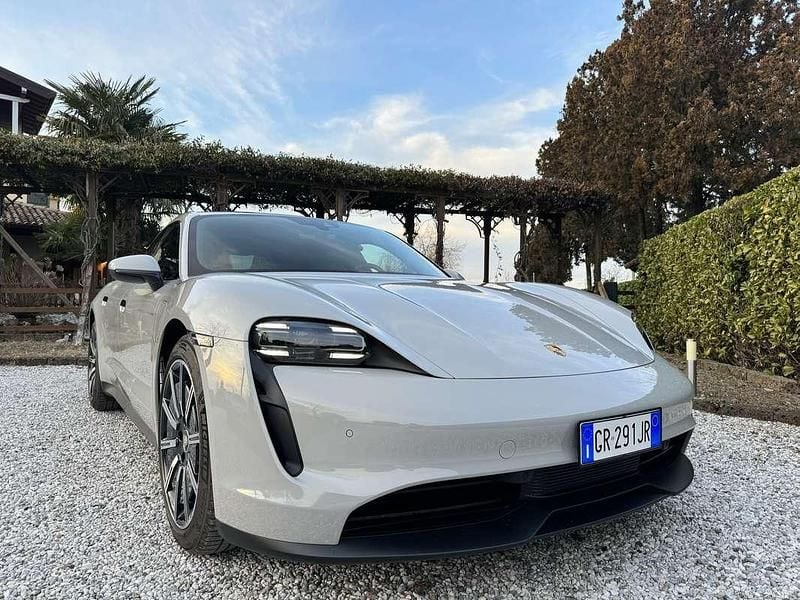 Grigio Usata 2023 Porsche Taycan Performance Package Berlina | 64.990 € (Buon prezzo) - Immagine 1/4