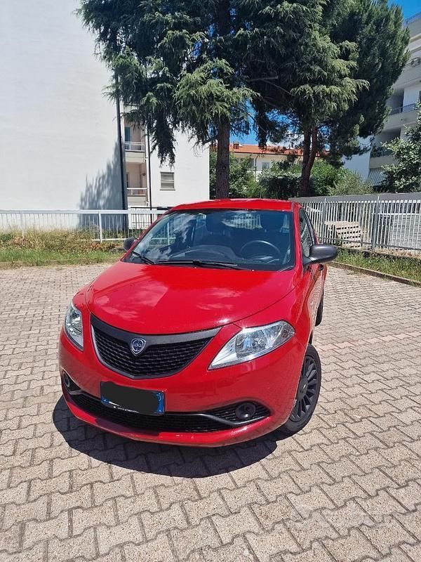 Usata Lancia Ypsilon 69 CV (50 kW) 2020 Rosso Utilitaria