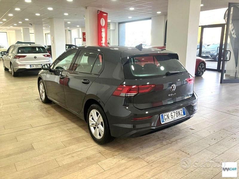 Usata VW Golf VIII Life 116 CV (85 kW) 2023 Grigio Berlina