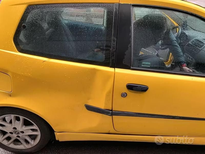 Usata Fiat Punto 80 CV (58 kW) 2000 Giallo Utilitaria