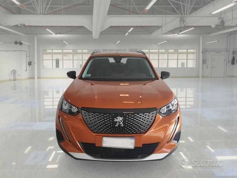 Usata Peugeot 2008 Allure 131 CV (96 kW) 2022 Arancione SUV