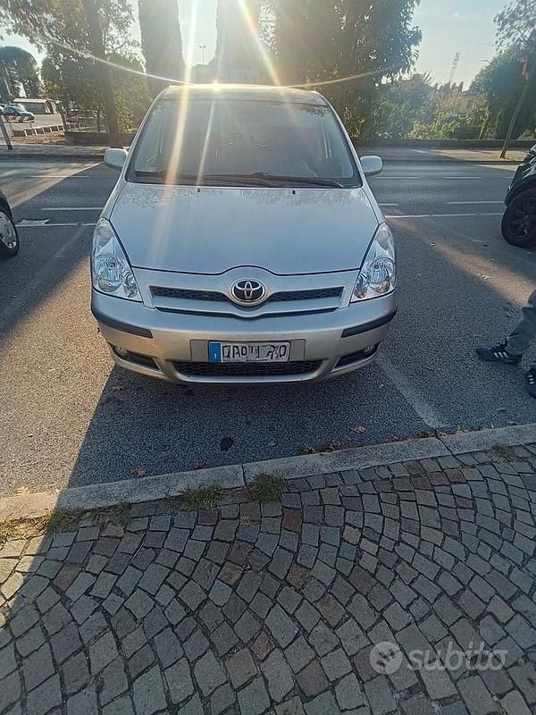 Usata Toyota Corolla Verso 177 CV (130 kW) 2006 Grigio Monovolume