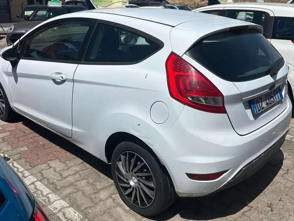 Usata Ford Fiesta 82 CV (60 kW) 2010 Bianco Berlina