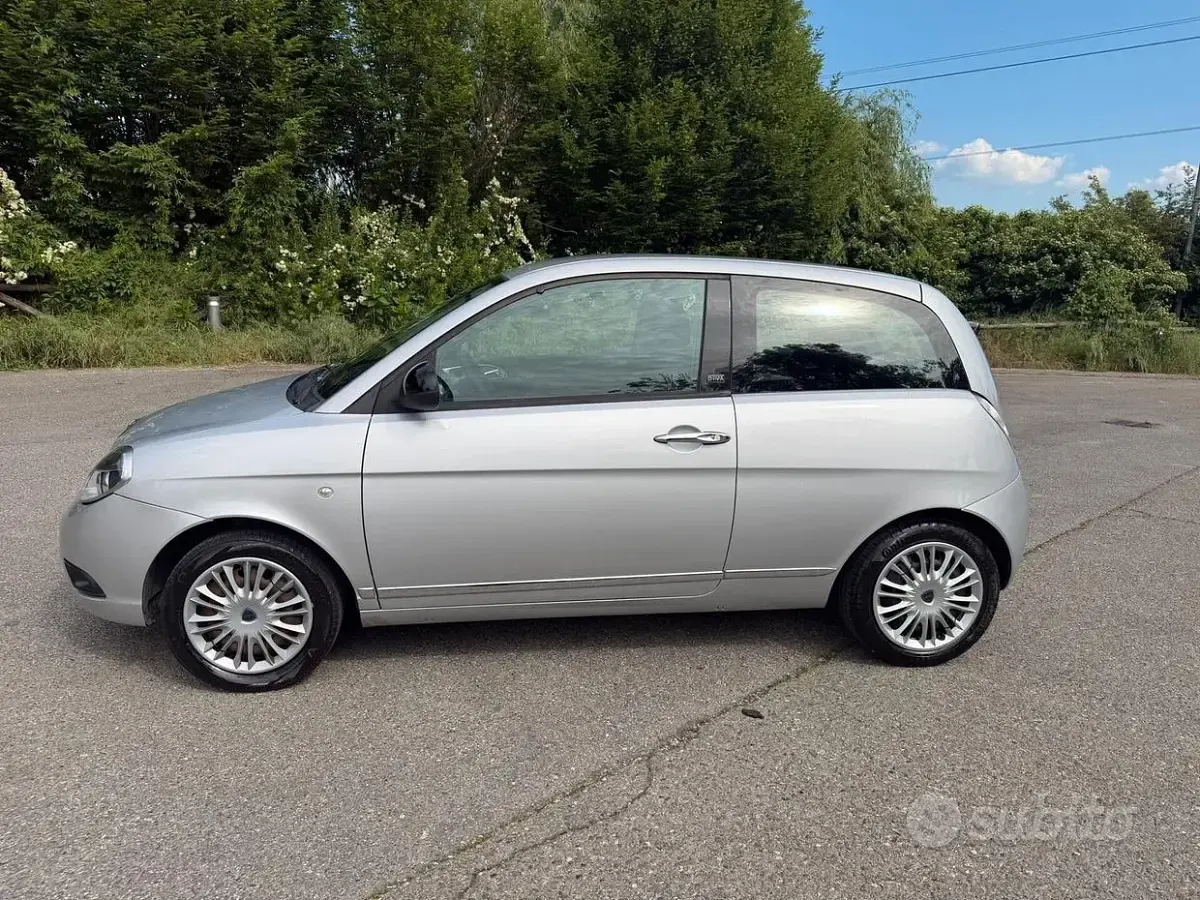Usata Lancia Ypsilon 69 CV (50 kW) 2011 Grigio Utilitaria
