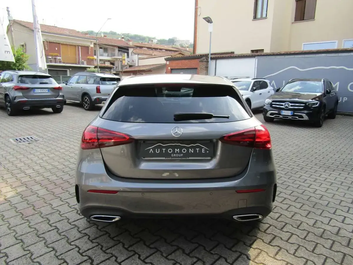 Usata Mercedes A180 AMG Line Premium 116 CV (85 kW) 2024 Grigio montagna Berlina