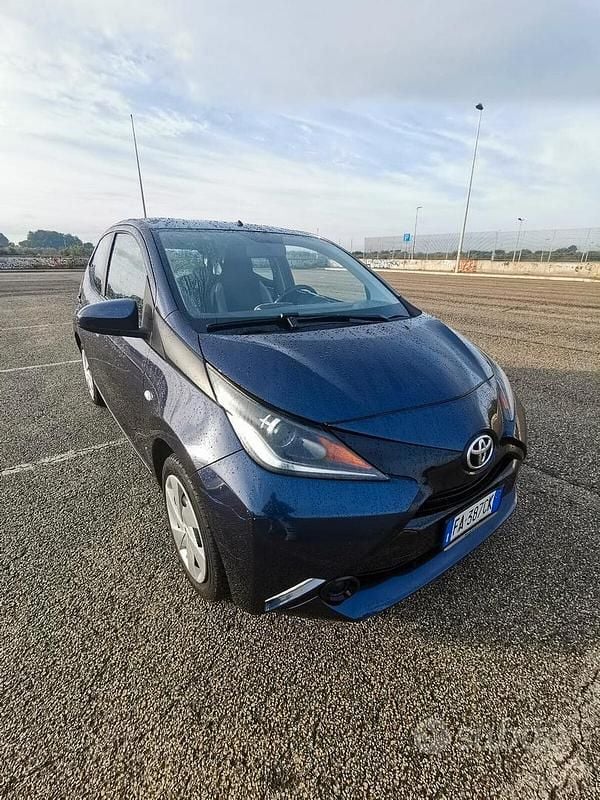 Blu Usata 2016 Toyota Aygo X-wave Due volumi | 6500 € (Buon prezzo) - Immagine 1/4