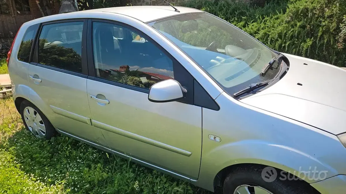 Usata Ford Fiesta 75 CV (55 kW) 2007 Grigio Utilitaria