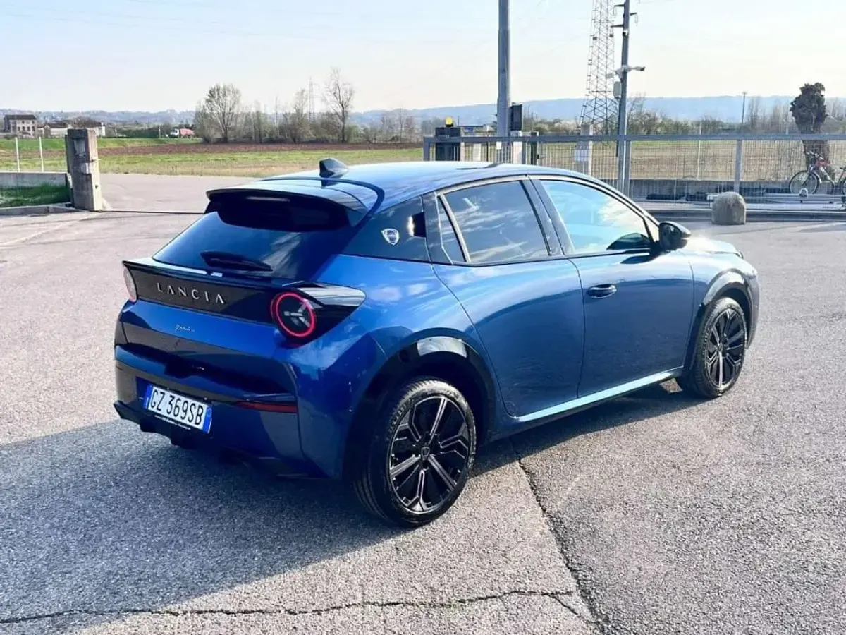 Nuova Lancia Ypsilon 101 CV (74 kW) 2025 Blu/azzurro Utilitaria
