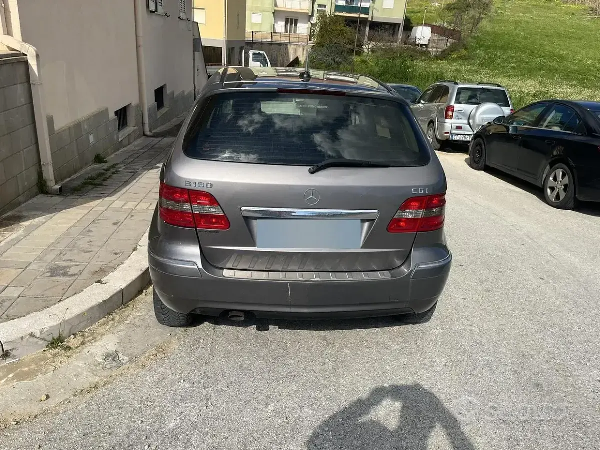 Usata Mercedes B180 109 CV (80 kW) 2011 Grigio Utilitaria