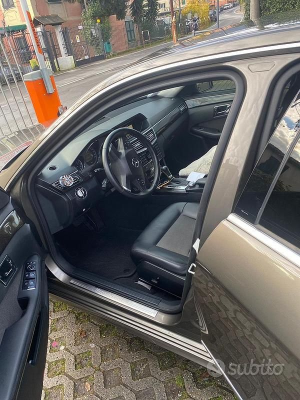 Usata Mercedes E220 170 CV (125 kW) 2009 Marrone Berlina