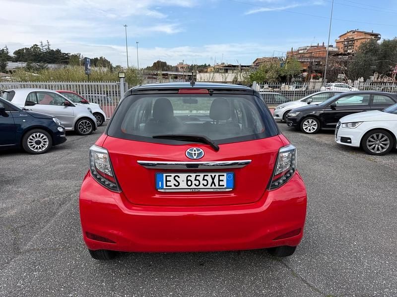 Usata Toyota Yaris Hybrid Lounge 74 CV (54 kW) 2013 Rosso Berlina