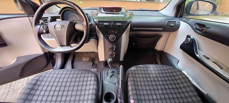 Usata Toyota iQ Sol 68 CV (50 kW) 2011 Grigio Utilitaria