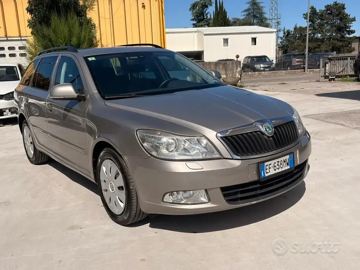 Usata Skoda Octavia 140 CV (102 kW) 2010 Beige Station wagon