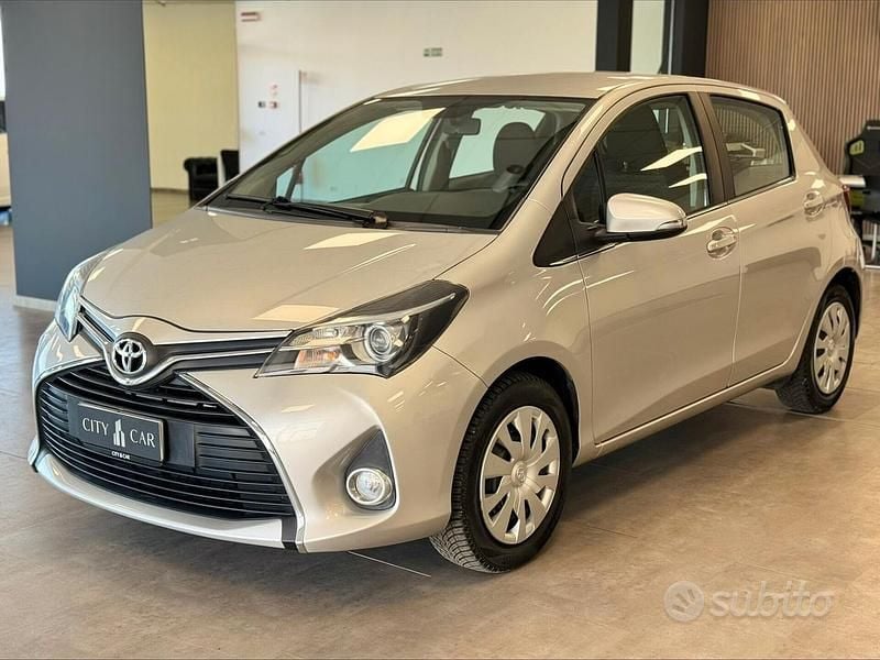 Usata Toyota Yaris Lounge 99 CV (72 kW) 2016 Grigio Berlina