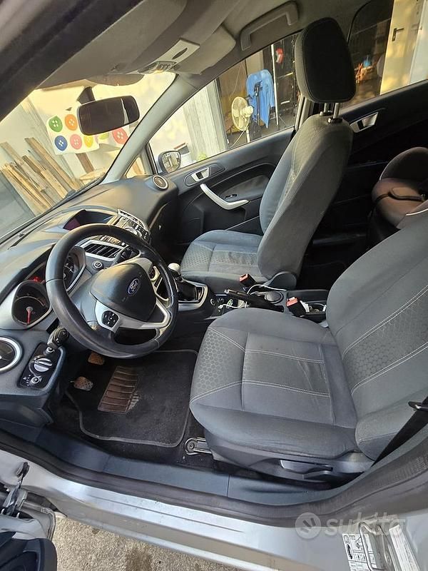 Usata Ford Fiesta 90 CV (66 kW) 2012 Grigio Berlina