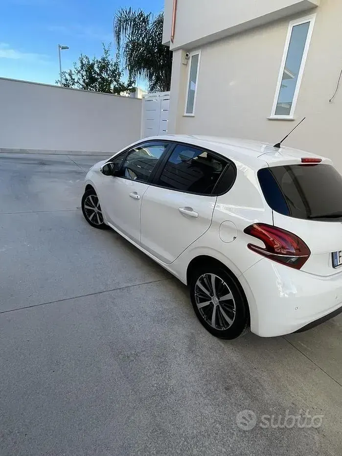 Usata Peugeot 208 68 CV (50 kW) 2015 Utilitaria