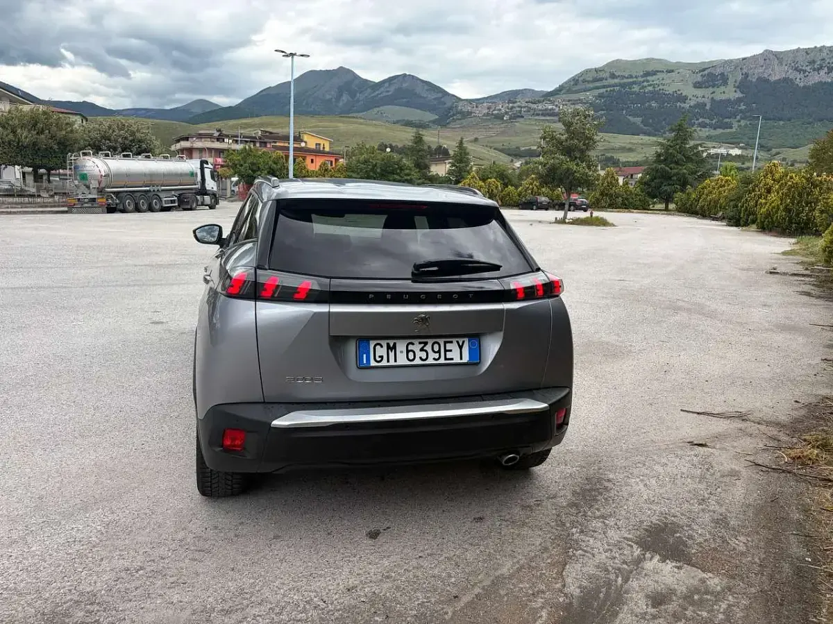 Usata Peugeot 2008 Allure 131 CV (96 kW) 2022 Grigio SUV