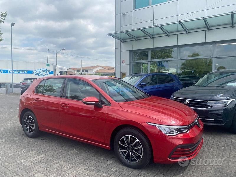 Usata VW Golf VIII 110 CV (80 kW) 2021 Rosso bordeaux Berlina