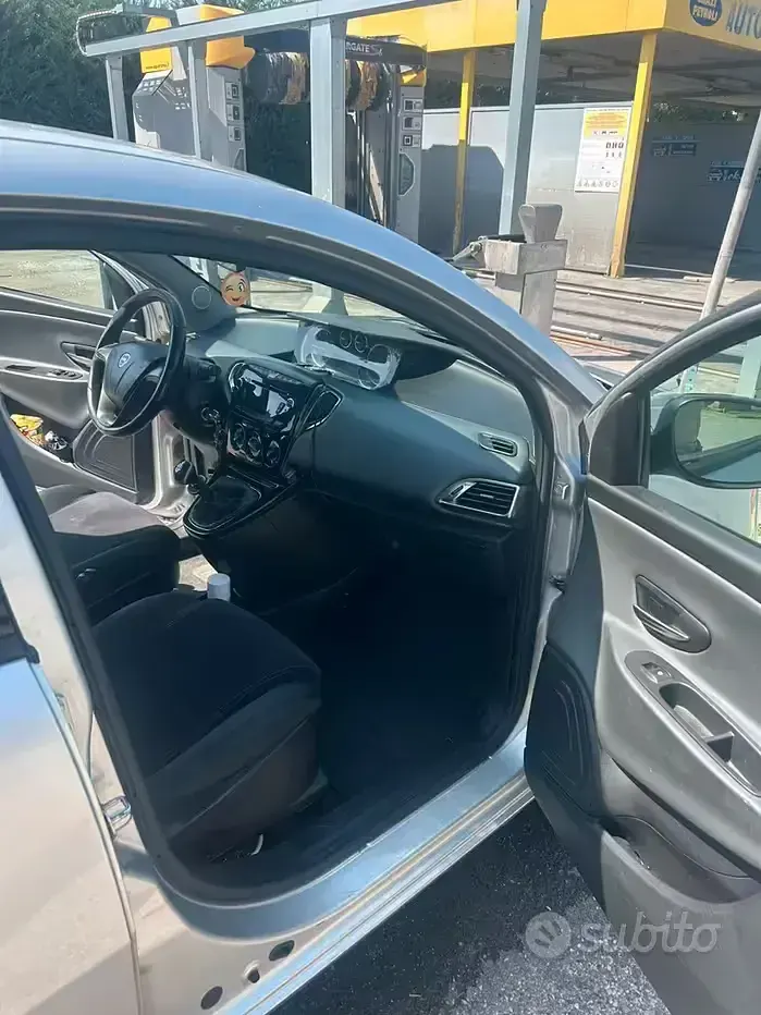 Usata Lancia Ypsilon 69 CV (50 kW) 2012 Grigio Utilitaria