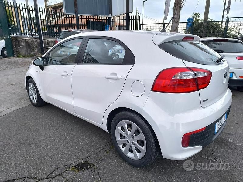 Usata Kia Rio Active 75 CV (55 kW) 2015 Bianco Berlina