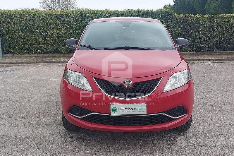 Usata Lancia Ypsilon Platinum 85 CV (62 kW) 2016 Rosso Utilitaria