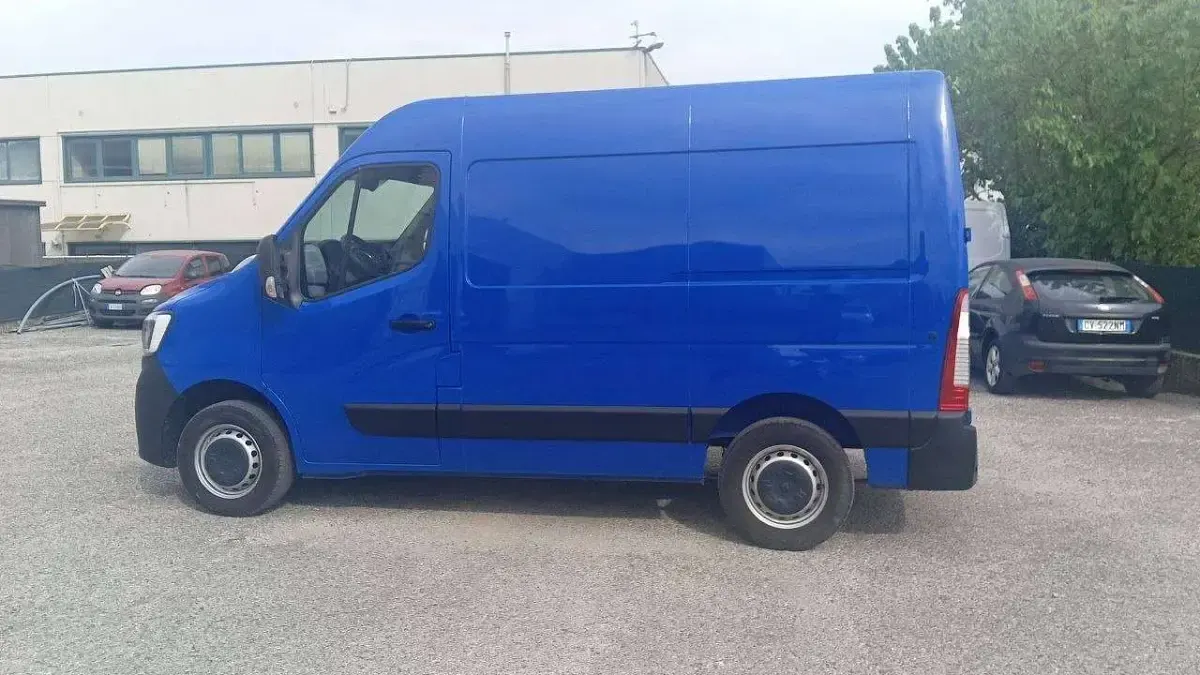 Usata Renault Master 136 CV (100 kW) 2023 Blu/azzurro Monovolume