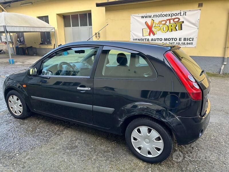 Usata Ford Fiesta Ghia 75 CV (55 kW) 2006 Nero Utilitaria