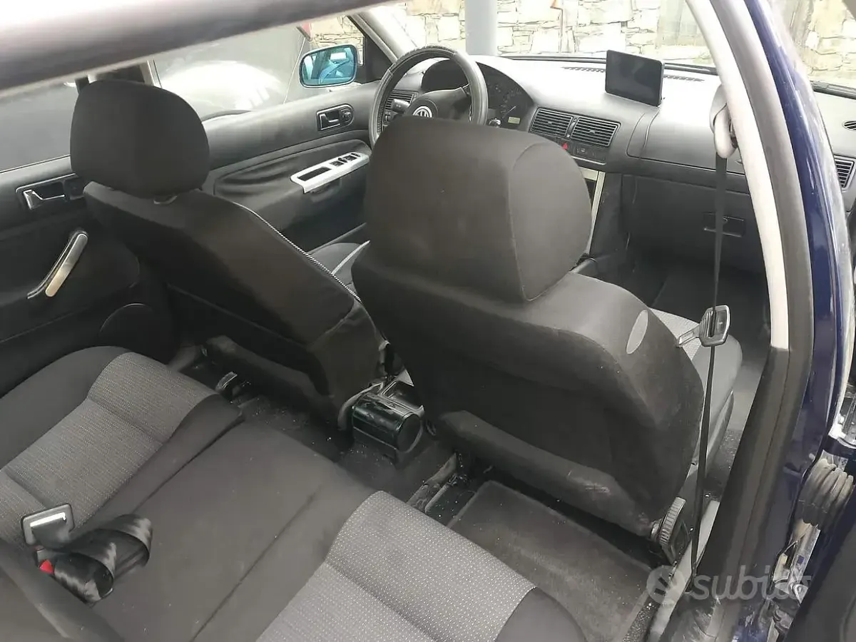 Usata VW Golf IV 105 CV (77 kW) 2003 Blu Berlina