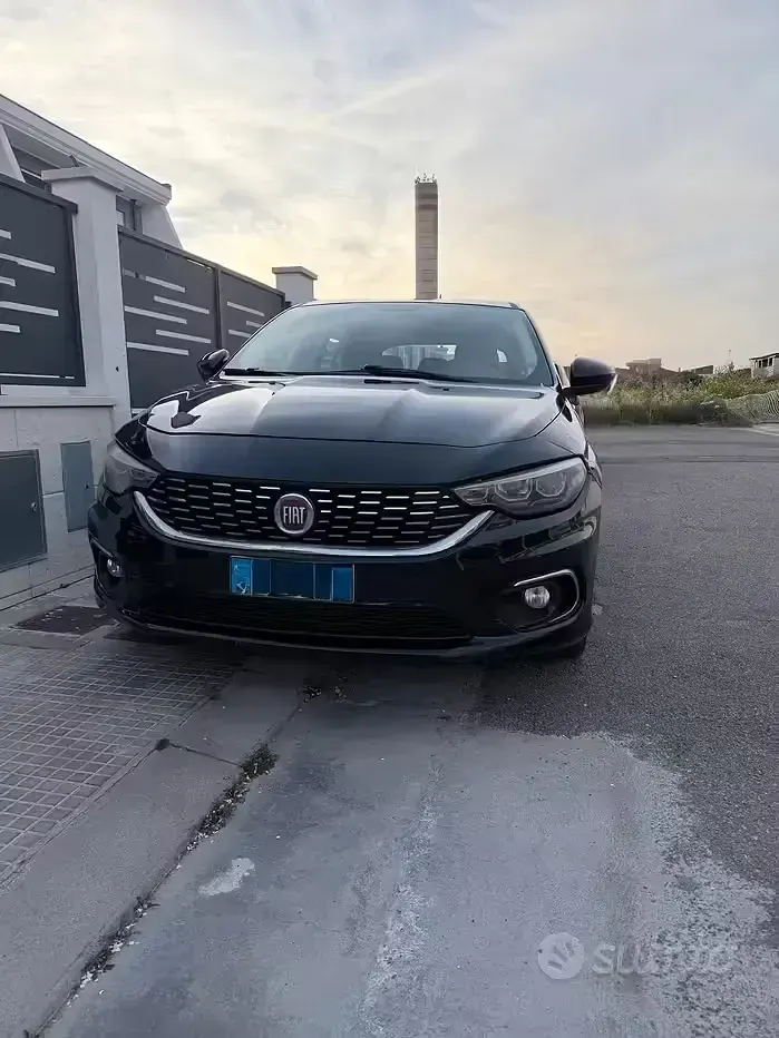 Usata Fiat Tipo Lounge 120 CV (88 kW) 2017 Nero Berlina