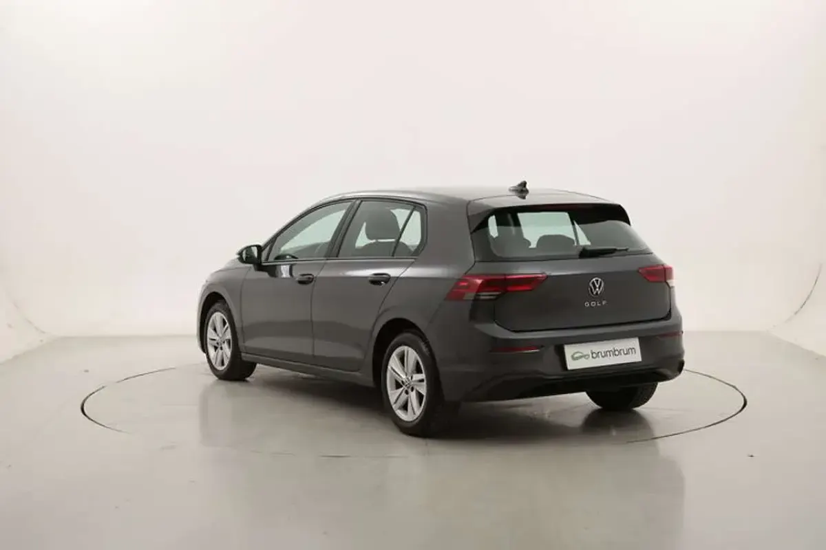 Usata VW Golf VIII Life 116 CV (85 kW) 2022 Grigio Berlina
